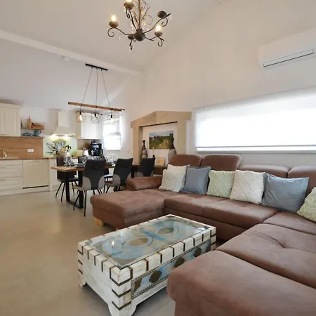 Casa vacanze Three Bedroom With Pool
